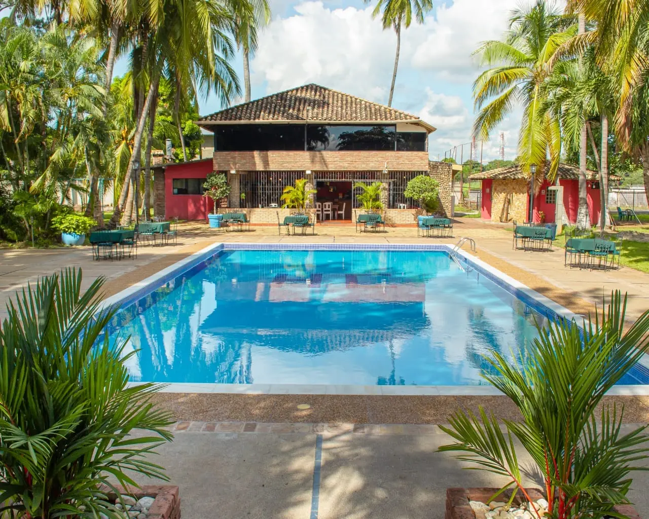 Vista panorámica del Hotel Cacique en Barinas con piscina y áreas verdes