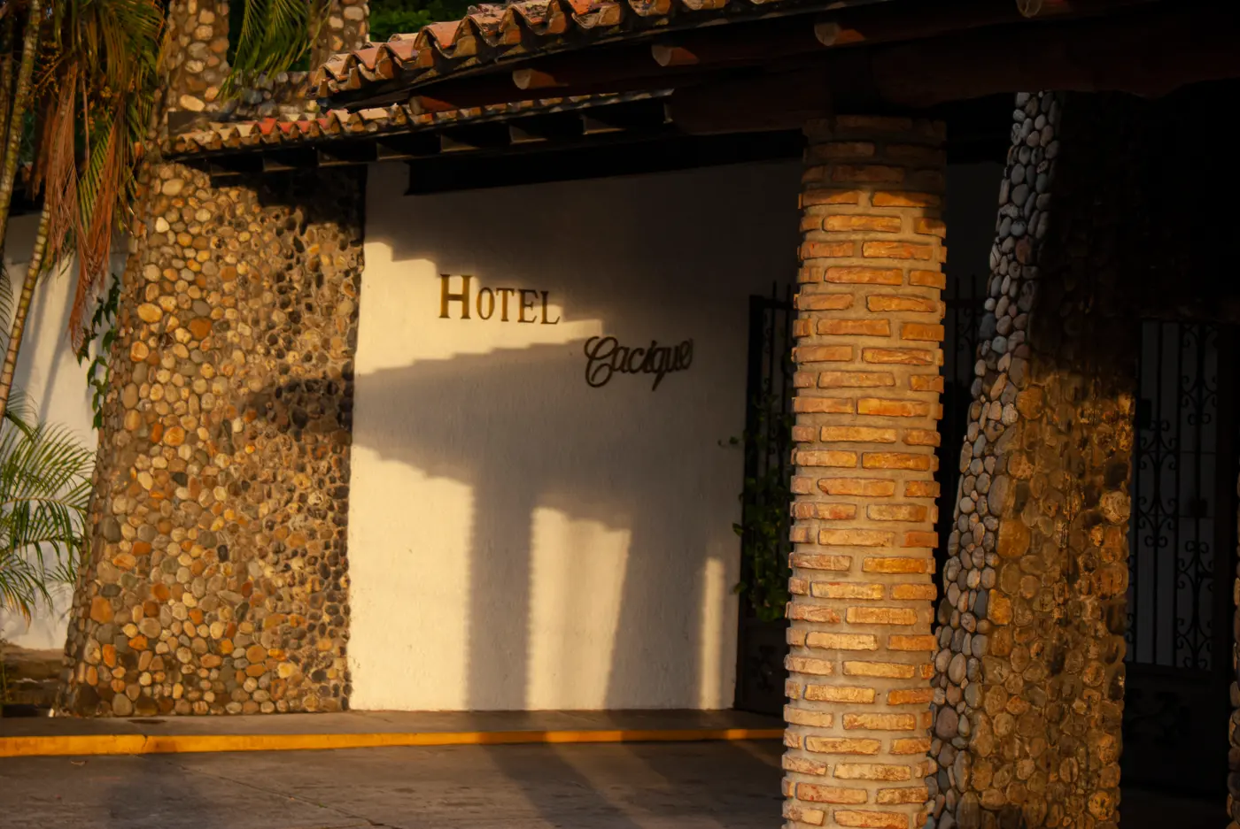 Entrada del Hotel Cacique en la Av. Los Andes, Barinas